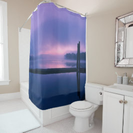 Lila und rosa Sonnenaufgang am Wasser Duschvorhang