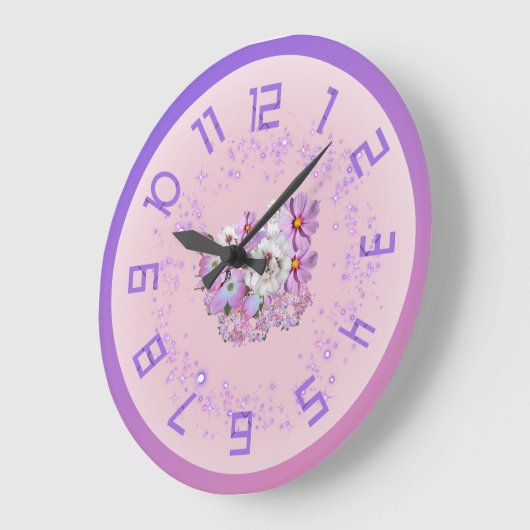 Lila und rosa Uhr an der Blumenwand (Winkel)