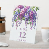 Lila und rosa Wisteria Wedding Tischnummer Sockelschild (In SItu)