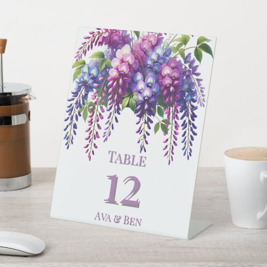 Lila und rosa Wisteria Wedding Tischnummer Sockelschild (In SItu)