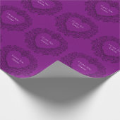 Lila und schwarze Herzenshochzeit Geschenkpapier (Ecke)