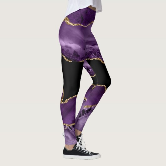 Lila und schwarze Marmormatte und Gold-Glitzer Leggings (Rechts)