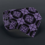 Lila und schwarze Tatreez Henna Thobe Muster Krawatte<br><div class="desc">Moderne lila und schwarze traditionelle Tatreez Henna Thobe Kunstwerk Arabesque Muster Krawatte von Socktiety. Karo die passenden Socken aus, um das Outfit zu vervollständigen.</div>