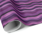 Lila und schwarze Wavy Lines Geschenkpapier (Rolleneckpunkt)