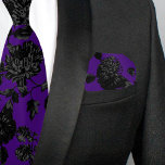 Lila und schwarzer Blütensaft Hochzeitsplatz Halstuch<br><div class="desc">Ein schwarzes und lila Hochzeitsrafferblatt mit gotischen,  schwarzen Vintagen Blume auf einem Rebstock mit weißem Hintergrund.</div>