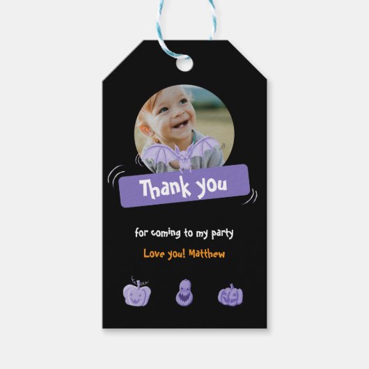Lila und schwarzer Halloween Geburtstag danke Geschenkanhänger (Vorderseite)