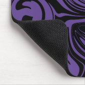 Lila und schwarzer Retromarmorwirbel Mousepad (Ecke)
