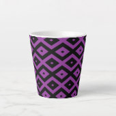 Lila und schwarzes Diamantmuster Milchtasse (Vorderseite)