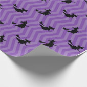 Lila und schwarzes Halloween-Hexe-Muster Geschenkpapier (Ecke)