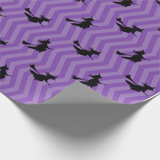 Lila und schwarzes Halloween-Hexe-Muster Geschenkpapier (Ecke)