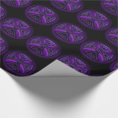 Lila und schwarzes Keltenkreuz Geschenkpapier (Ecke)