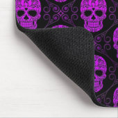 Lila und schwarzes Zuckerschädel-Muster Mousepad (Ecke)