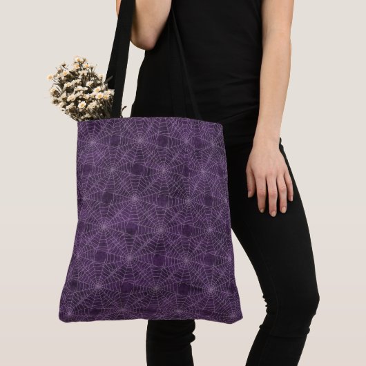 Lila und silberes Spiderweb-Gothic-Muster Tasche (Von Nahem)