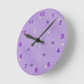 Lila und silberne Sterne auf der Lavendelmauer Runde Wanduhr (Winkel)