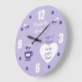 Lila und weiß mit einer Kaffeetasse Herz und Name Große Wanduhr (Winkel)