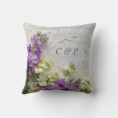 Lila und weiße Blume an den alten Schnürsenkeln Kissen (Rückseite)