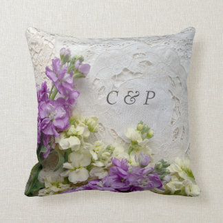 Lila und weiße Blume an den alten Schnürsenkeln Kissen