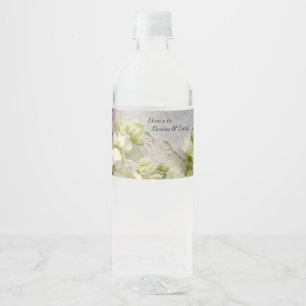 Lila und weiße Blume an den alten Schnürsenkeln Wasserflaschenetikett