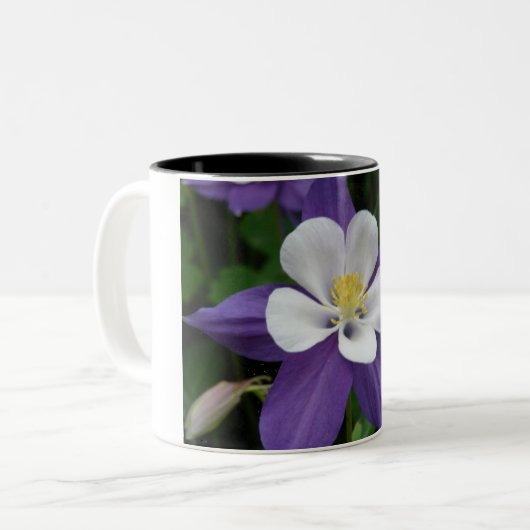 Lila und weiße Blume Zweifarbige Tasse (Vorderseite Links)