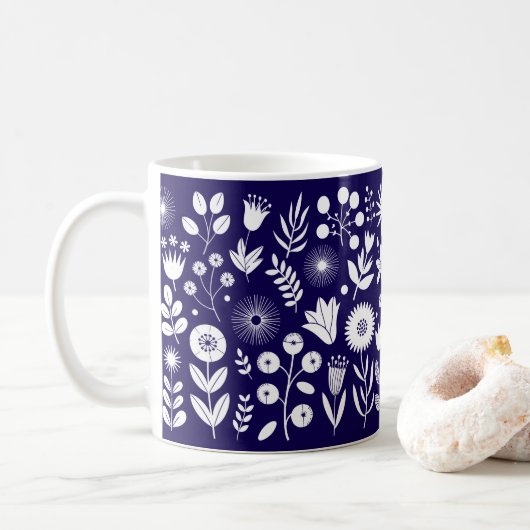 Lila und weiße Boho-Wildblume Kaffeetasse (Mit Donut)
