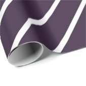 Lila und weiße Diagonalstreifen Geschenkpapier (Rolleneckpunkt)