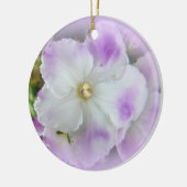Lila und weiße extravagante Usambaraveilchen Keramik Ornament (Links)