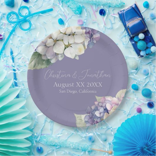 Lila und weiße Hydrangea-Blume auf Lavendel Pappteller (Party)