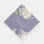 Lila und weiße Hydrangea-Blume auf Lavendel Serviette (Ecke)