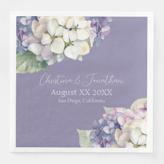 Lila und weiße Hydrangea-Blume auf Lavendel Serviette