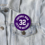 Lila und weiße Mama Jersey Nummer Button<br><div class="desc">Freuen Sie sich auf Ihr Lieblings-Sportteam, Ihren Fußballspieler oder zeigen Sie einfach Ihren Schulstolz mit einem personalisierten Spirituosenknopf! Fügen Sie Ihren Schulnamen hinzu oder personalisieren Sie ihn mit einem Spielernamen und Jersey-Nummer. Ideal für Fußball, Basketball, Baseball und Fußball! Erstellen Sie individuelle Buttone für das ganze Team, Cheerleader, Eltern und Geschwister,...</div>
