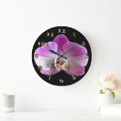 Lila und weiße Orchidee Große Wanduhr (Zuhause)