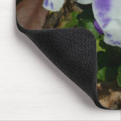 Lila und weiße Stiefmütterchen farbenfroh bläserne Mousepad (Ecke)