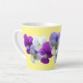 Lila und weiße Stiefmütterchen Gelbe Latte Tasse (Linke Ecke)