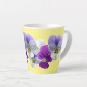 Lila und weiße Stiefmütterchen Gelbe Latte Tasse (Rechte Ecke)