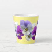 Lila und weiße Stiefmütterchen Gelbe Latte Tasse (Vorderseite)