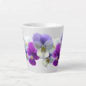 Lila und weiße Stiefmütterchen Hellgrau Latte Tass Milchtasse (Vorderseite)