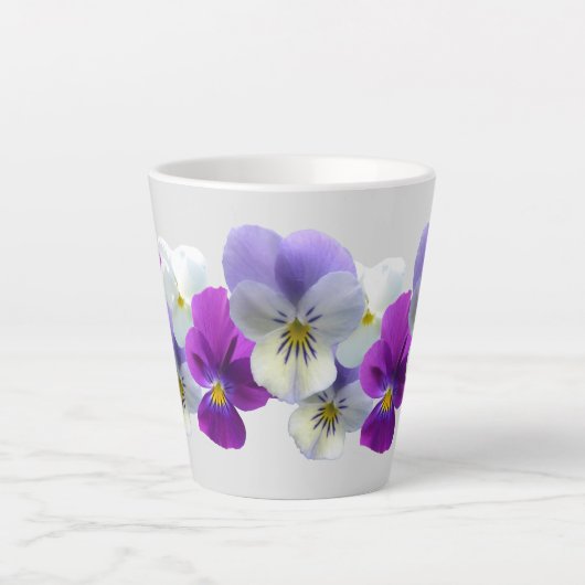 Lila und weiße Stiefmütterchen Hellgrau Latte Tass Milchtasse (Vorderseite)