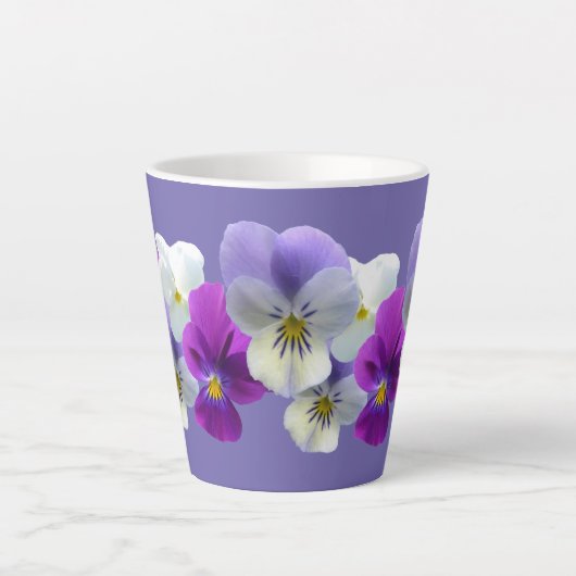 Lila und weiße Stiefmütterchen Lilac Latte Tasse (Vorderseite)