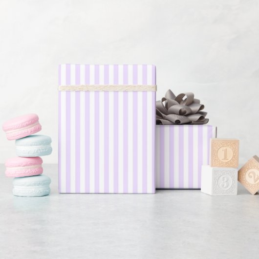 Lila und weiße Streifen Geschenkpapier (Babyparty)