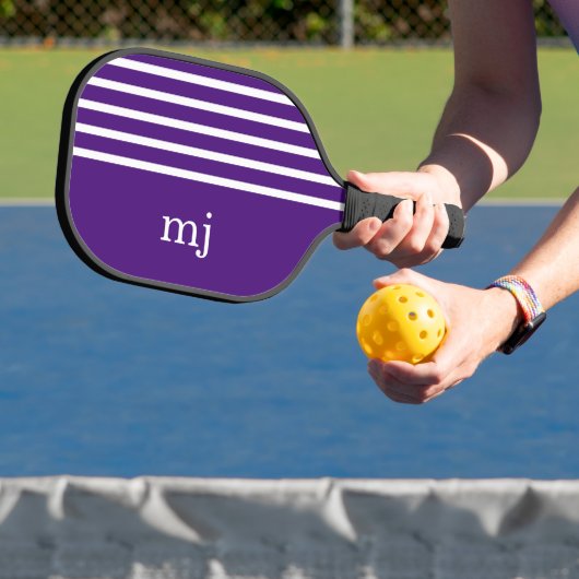 Lila und weiße Streifen mit Monogramm Pickleball Schläger (InSitu)