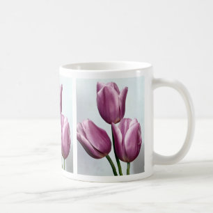 Lila und weiße Tulpen auf Tasse