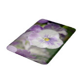 Lila und weiße Violas von Shirley Taylor Badematte (Schrägansicht)