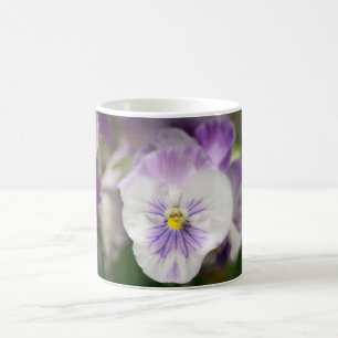 Lila und weiße Violas von Shirley Taylor Kaffeetasse