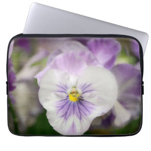 Lila und weiße Violas von Shirley Taylor Laptopschutzhülle