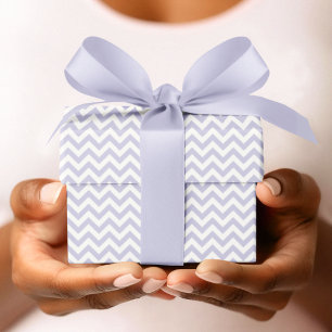 Lila und weiße Zickzack Stripe Babydusche Geschenkpapier