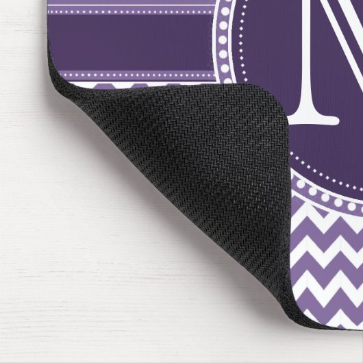 Lila und weiße Zickzack Zigzag Monogram Wedding Mousepad (Ecke)
