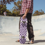 Lila und weißer Meander Skateboard<br><div class="desc">Dieses gewagte,  geometrische,  lila und weiße Muster ist ein originelles Dekorationsdesign. Lila Diamanten mit weißen Rändern sind von lila königlichen Mäander umgeben,  die um sie herum schräg stehen. Weiße Zickzacksägen trennen die kurvenreichen lila Wege und verdichteten Diamanten. Digitales Bild. Copyright © 2013 Claire E. Skinner. Alle Rechte vorbehalten.</div>