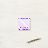 Lila und weißes gestreiftes Muster u. Post-it Klebezettel (Auf Schreibtisch)