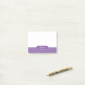 Lila und weißes Quatrefoil Monogramm Post-it Klebezettel (Auf Schreibtisch)