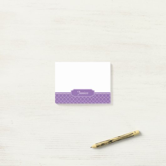 Lila und weißes Quatrefoil Monogramm Post-it Klebezettel (Auf Schreibtisch)